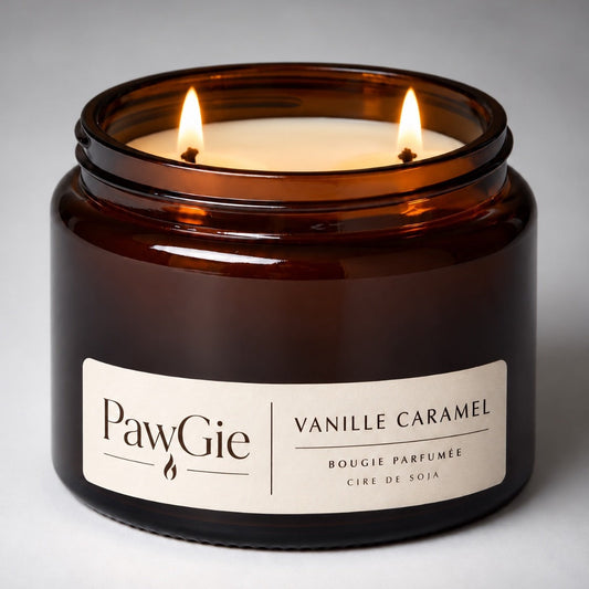 Bougie parfumée Vanille & Caramel PawGie, étiquette crème, deux mèches allumées