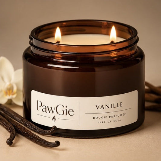 Bougie parfumée Vanille PawGie, étiquette crème, deux mèches allumées